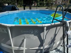 a hot tub with bottles and water in it at Kuća na obali Save in Obrenovac