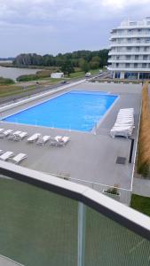 Basen w obiekcie LUX Apartament Rogowo Pearl lub w pobliżu