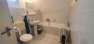 Ένα μπάνιο στο Holiday home in Balatonbereny 34653 +29 φωτογραφίες