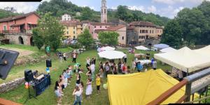 a group of people standing in a field with a stage at Agriturismo La Via del Sale in Pignone