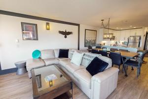 Χώρος καθιστικού στο Serene View Lodge at The Raven +7 φωτογραφίες