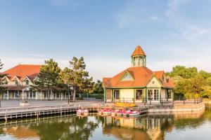a building next to a river with boats in it at Résidence Belle Dune - maeva Home - Appartement chaleureux 2 pièces 4 personnes - Prestige MAE-8313 in Fort-Mahon-Plage