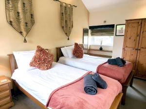 two twin beds in a room withskirts at Bush Nook House in Brampton