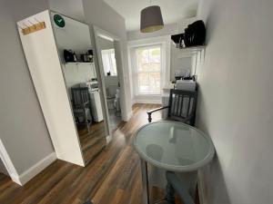 Kuchyň nebo kuchyňský kout v ubytování 6 New Street Selfcatering BnB Apartment 2 + 14 fotografií