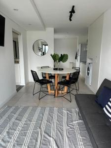 a living room with a dining room table and chairs at Departamento Confort AVI in Salta