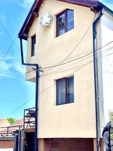 Un edificio con un ventilador en el costado. en Iza-bella 2, en Brasov 1 foto más