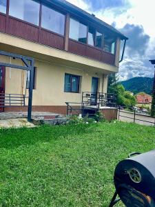una casa con una parrilla al frente en Iza-bella 2, en Brasov