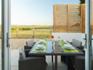 Un comedor con mesa y sillas en un patio. en 1 Bed in Woolacombe 52914, en Ilfracombe 9 fotos más