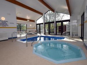 una bañera de hidromasaje en una habitación con ventanas en 3 Bed in Falmouth 89103, en Budock Water