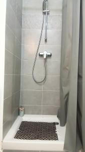 Ένα μπάνιο στο HIBISCUS - Duplex avec Jardin privé - 6 Pers- Entrée Autonome - Wifi & Parking Gratuite +36 φωτογραφίες