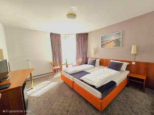 ein Hotelzimmer mit einem Bett und einem Schreibtisch in der Unterkunft Concorde Hotel Ascot in Düsseldorf