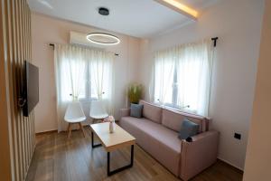 een woonkamer met een bank en een tafel bij Azzuro in Fanárion
