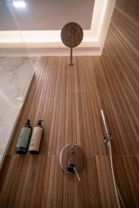 een vloer met twee flessen geurstoffen op de vloer bij Azzuro in Fanárion +77 foto's