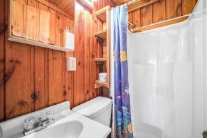 Ένα μπάνιο στο Cozy Classic Close to Beach