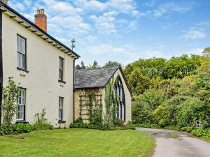 Northamにある2 bed in Instow 40281の蔦の木が横に生えている古い家