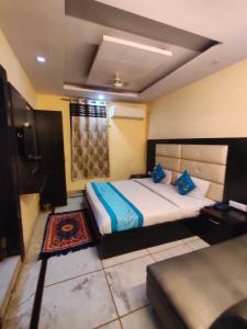 Ένα ή περισσότερα κρεβάτια σε δωμάτιο στο Hotel Vishesh Continental