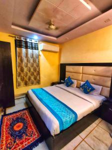 Ένα ή περισσότερα κρεβάτια σε δωμάτιο στο Hotel Vishesh Continental