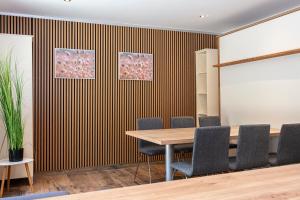 een conferentieruimte met een houten tafel en stoelen bij Appartements am Edthof in Eben im Pongau +154 foto's