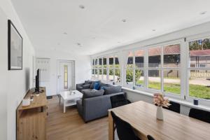 ein Wohnzimmer mit Sofa und Tisch in der Unterkunft Hof Heideglück in Schneverdingen