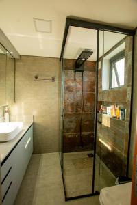 Un baño de Casa Oceano Praia do Rosa, apartamentos pé na areia, Praia do Rosa