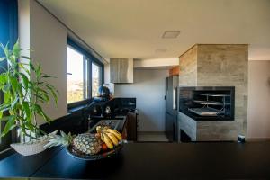 Una cocina o cocineta en Casa Oceano Praia do Rosa, apartamentos pé na areia, Praia do Rosa