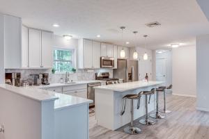 Η κουζίνα ή μικρή κουζίνα στο Walk to Beach Family-Friendly Arrowhead Lake Home