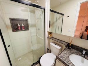 レシフェにあるAllure Residence Boa Viagemのシャワー、トイレ、洗面台を備えたバスルーム +17枚の写真