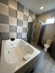 Un baño de House in Teques Rooftop with view and pool for 15