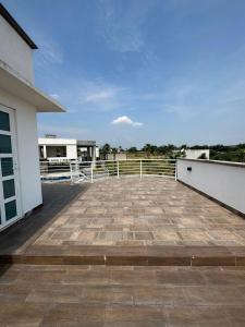 Un balcón o terraza de House in Teques Rooftop with view and pool for 15