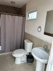 Un baño de House in Teques Rooftop with view and pool for 15