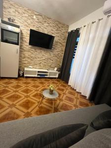 TV a/nebo společenská místnost v ubytování Apartman Mia