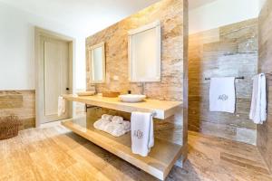 a bathroom with a sink and a counter with towels at Casa Ceiba in La Romana +12 photos
