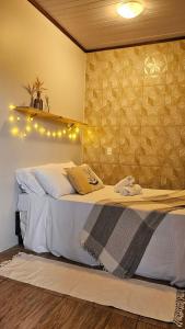 En eller flere senge i et værelse på Suítes Recanto Praia Grande