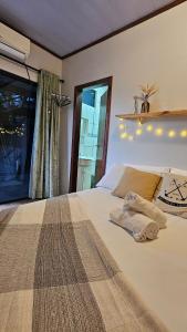 En eller flere senge i et værelse på Suítes Recanto Praia Grande + 39 billeder