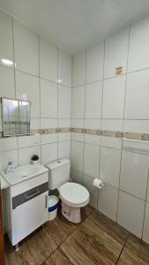 Et badeværelse på Suítes Recanto Praia Grande