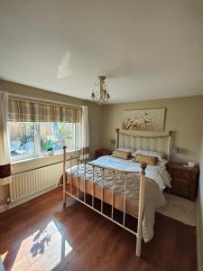 ein Schlafzimmer mit einem Bett und einem Fenster in der Unterkunft Molly's Cottage in Glenariff