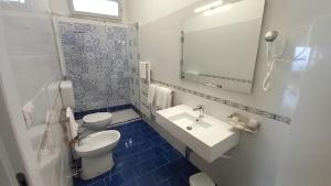 マリーナ・セッラにあるHotel Il Vascelloのトイレと洗面台を備えた白いバスルーム +87枚の写真