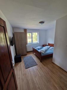 ein Schlafzimmer mit einem Bett und einem Fenster in der Unterkunft Cabana Elena in Izlaz