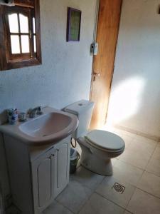 UspallataにあるPosada Malbec 2 Cabañasのトイレと洗面台付きのバスルーム +43枚の写真