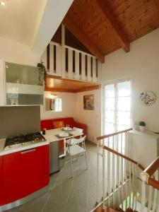 Η κουζίνα ή μικρή κουζίνα στο Piscina, Spa e Mare a Casa Torretta in collina