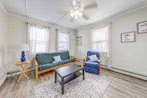 旧奥查德比奇Walk to Pier and Ocean Apt in Old Orchard Beach!的带沙发和椅子的客厅
