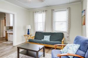 Walk to Pier and Ocean Apt in Old Orchard Beach!的休息区