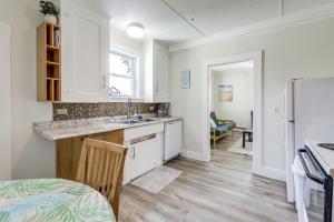 旧奥查德比奇Walk to Pier and Ocean Apt in Old Orchard Beach!的带水槽和台面的厨房