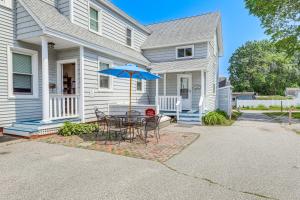 旧奥查德比奇Walk to Pier and Ocean Apt in Old Orchard Beach!的房子前的一张带蓝伞的桌子
