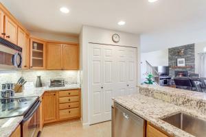 Una cocina o cocineta en Walk to Sugar Mtn Slopes and Trails Mountaintop Gem