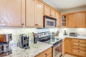 Una cocina o cocineta en Walk to Sugar Mtn Slopes and Trails Mountaintop Gem