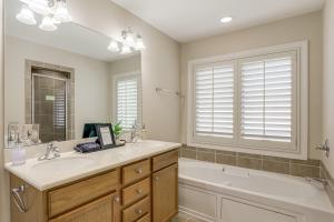 Un baño de Walk to Sugar Mtn Slopes and Trails Mountaintop Gem