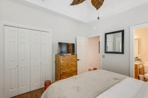 Una cama o camas en una habitación de Walk to Sugar Mtn Slopes and Trails Mountaintop Gem