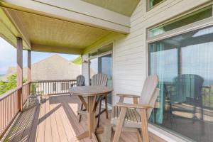Un balcón o terraza en Walk to Sugar Mtn Slopes and Trails Mountaintop Gem