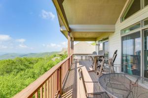 Un balcón o terraza en Walk to Sugar Mtn Slopes and Trails Mountaintop Gem
